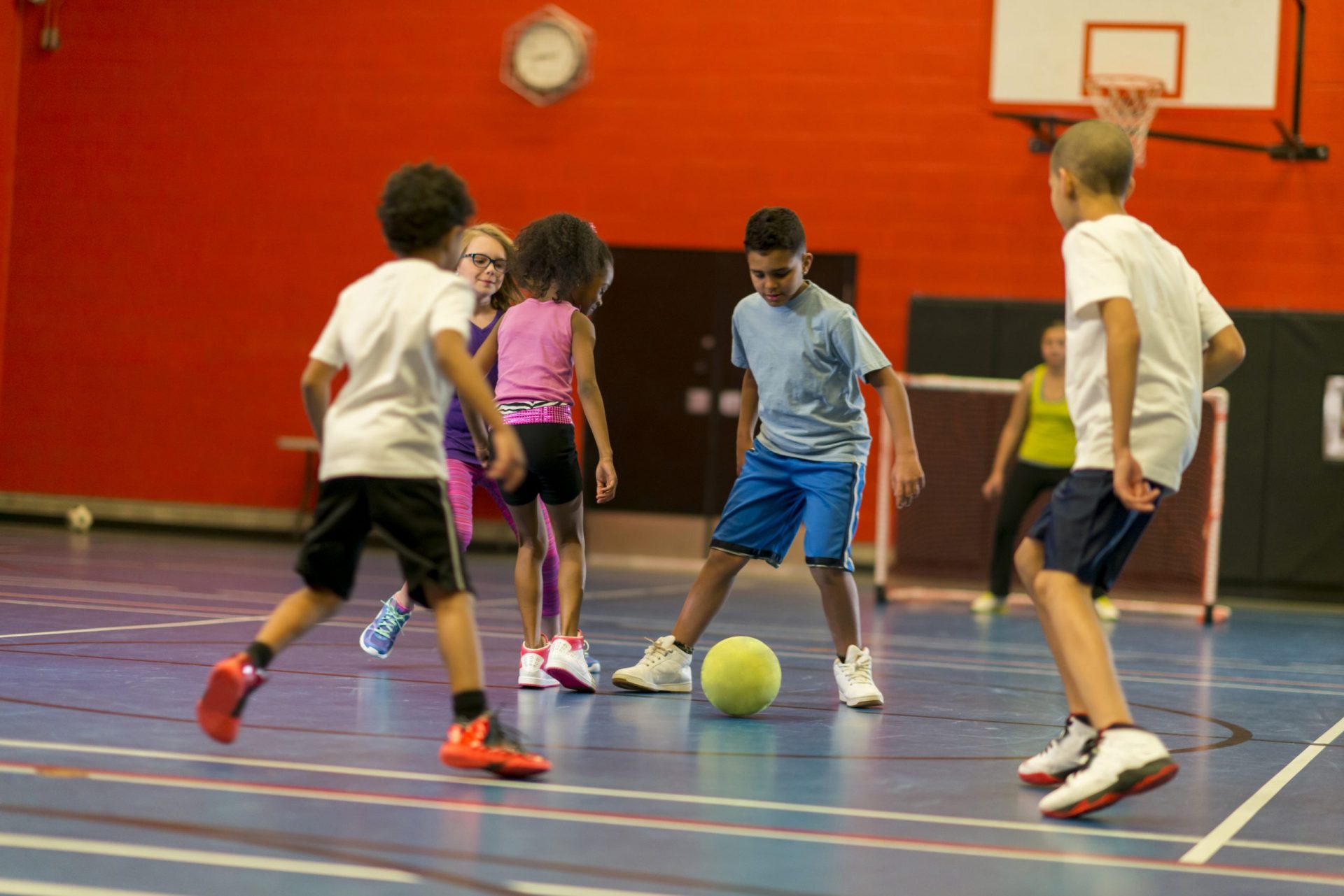 Дети спорт физкультура. Спортивные игры. Школьники на физкультуре. Спортивные игры для детей. Занятия спортом в школе.
